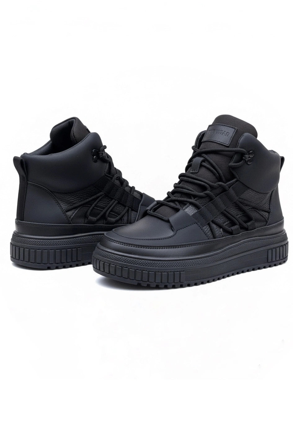 High-top sports shoes made of natural leather “Kegutsu”.