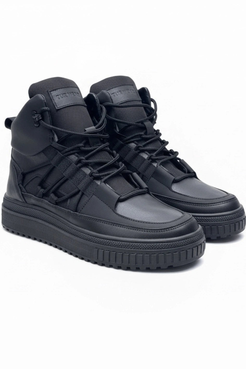 High-top sports shoes made of natural leather “Kegutsu”.